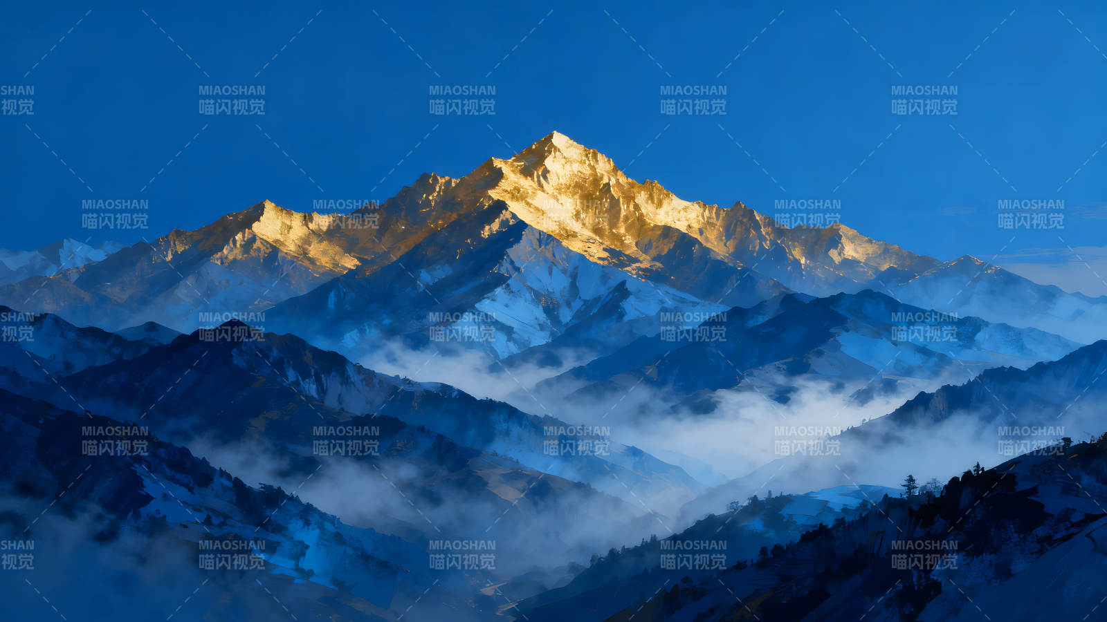 金色山峰矗立云雾间壮丽景象图片