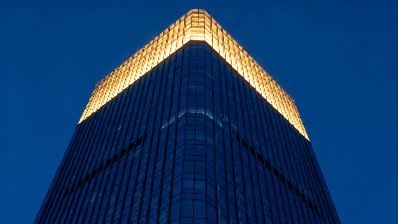 夜晚建筑金光闪耀耸立天空图片