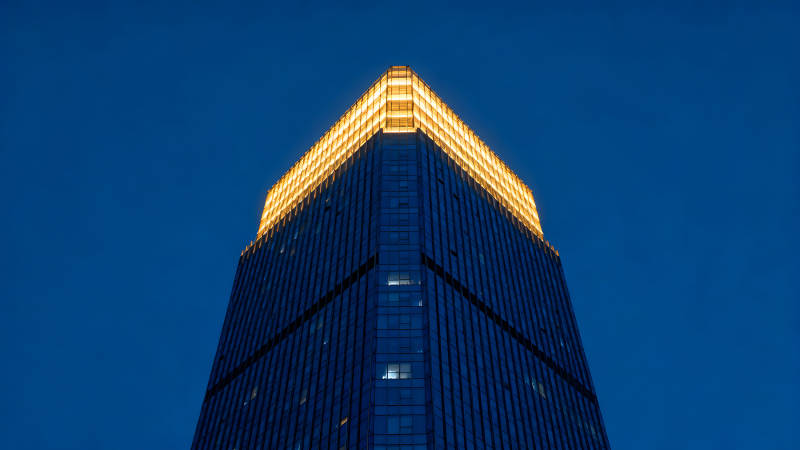 夜晚发光建筑的独特视角图片
