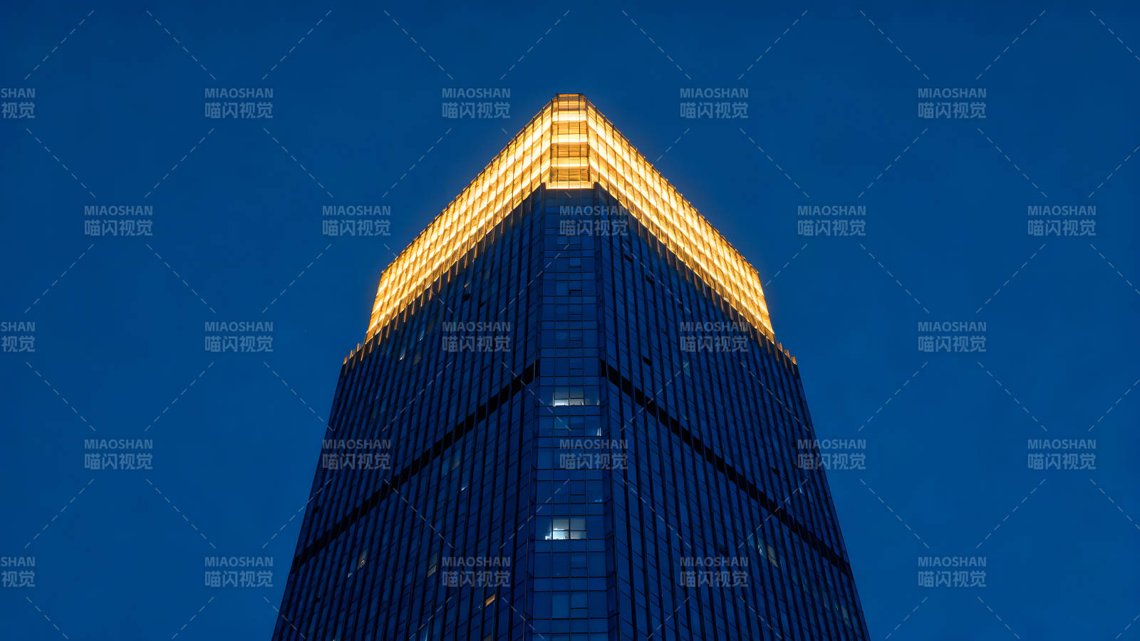 夜晚发光建筑的独特视角图片