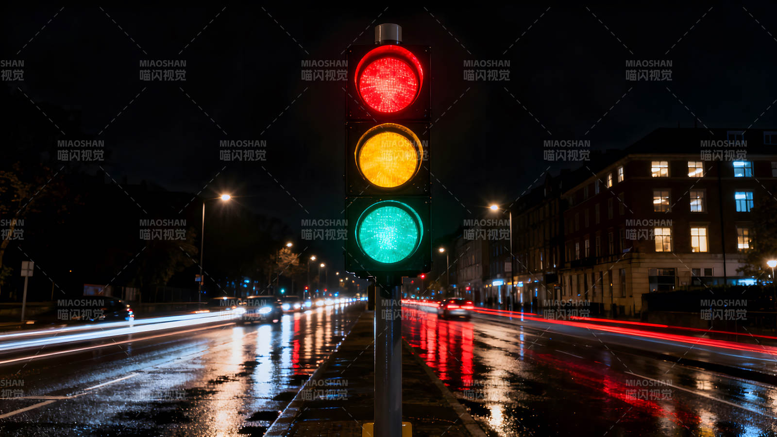 夜幕下的交通信号灯图片