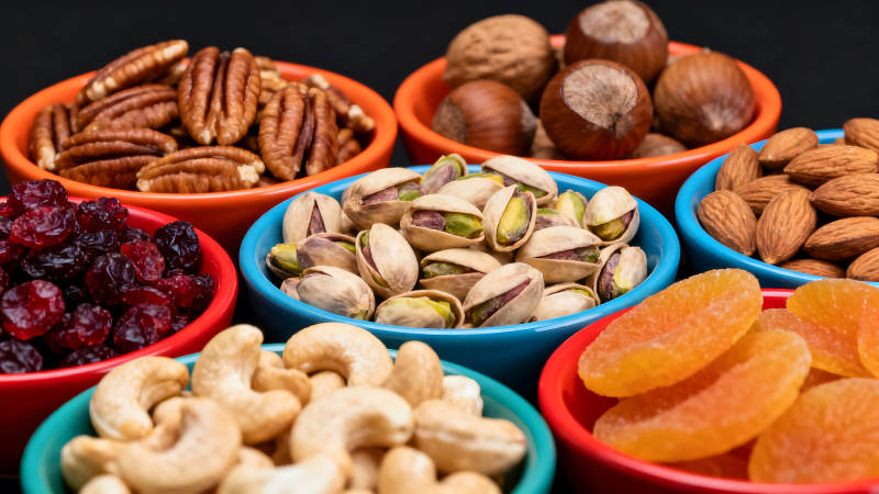 各种坚果水果的特写图片