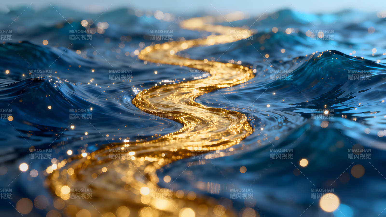 金光闪闪的河流穿过大海图片