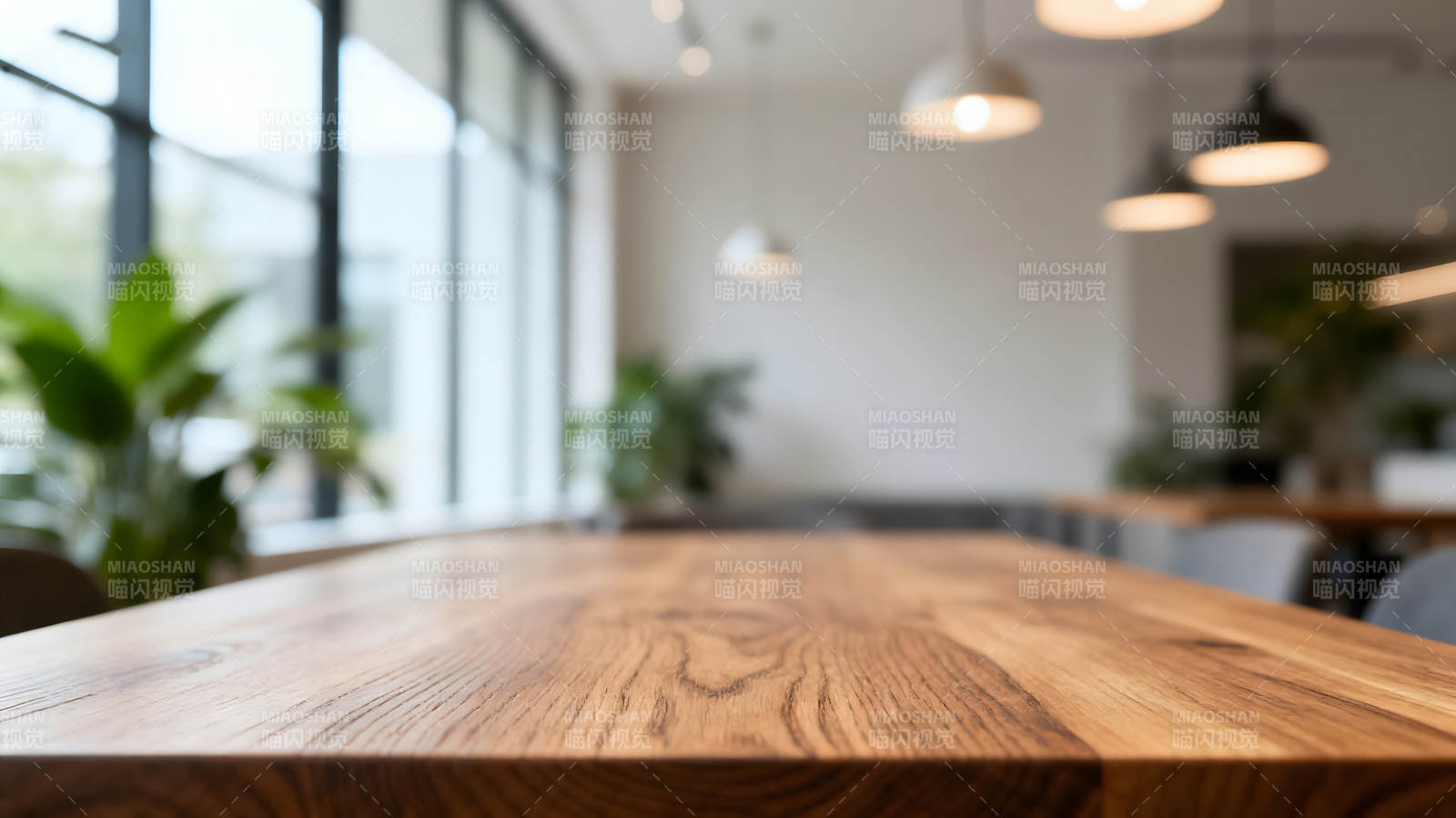 木质桌面的室内空间光线柔和图片