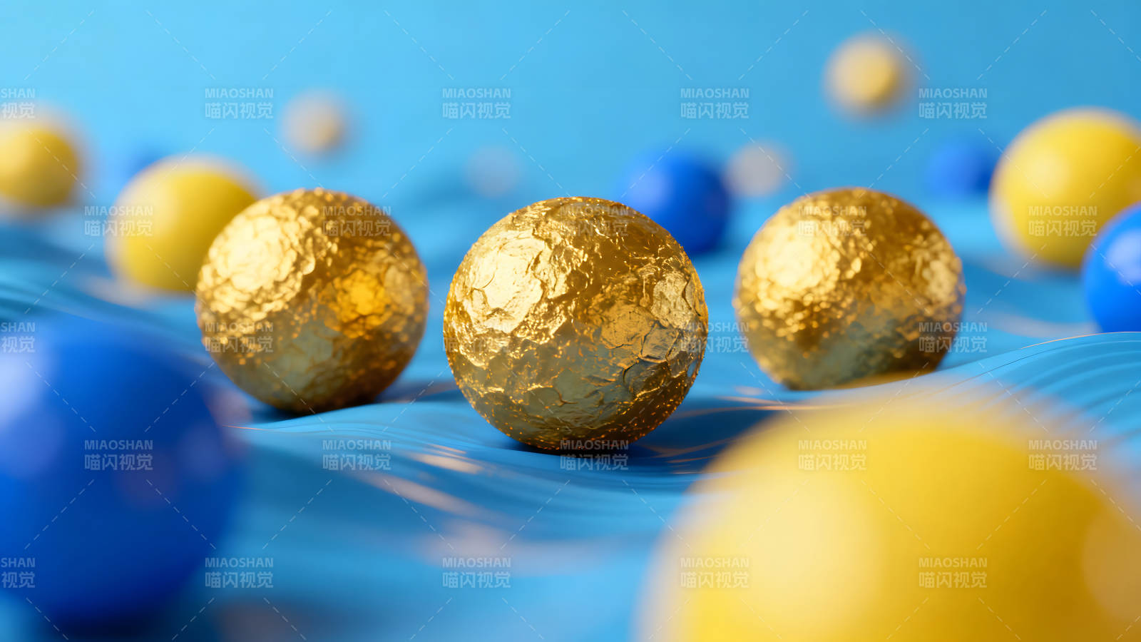 金球浮于蓝色波浪之上图片