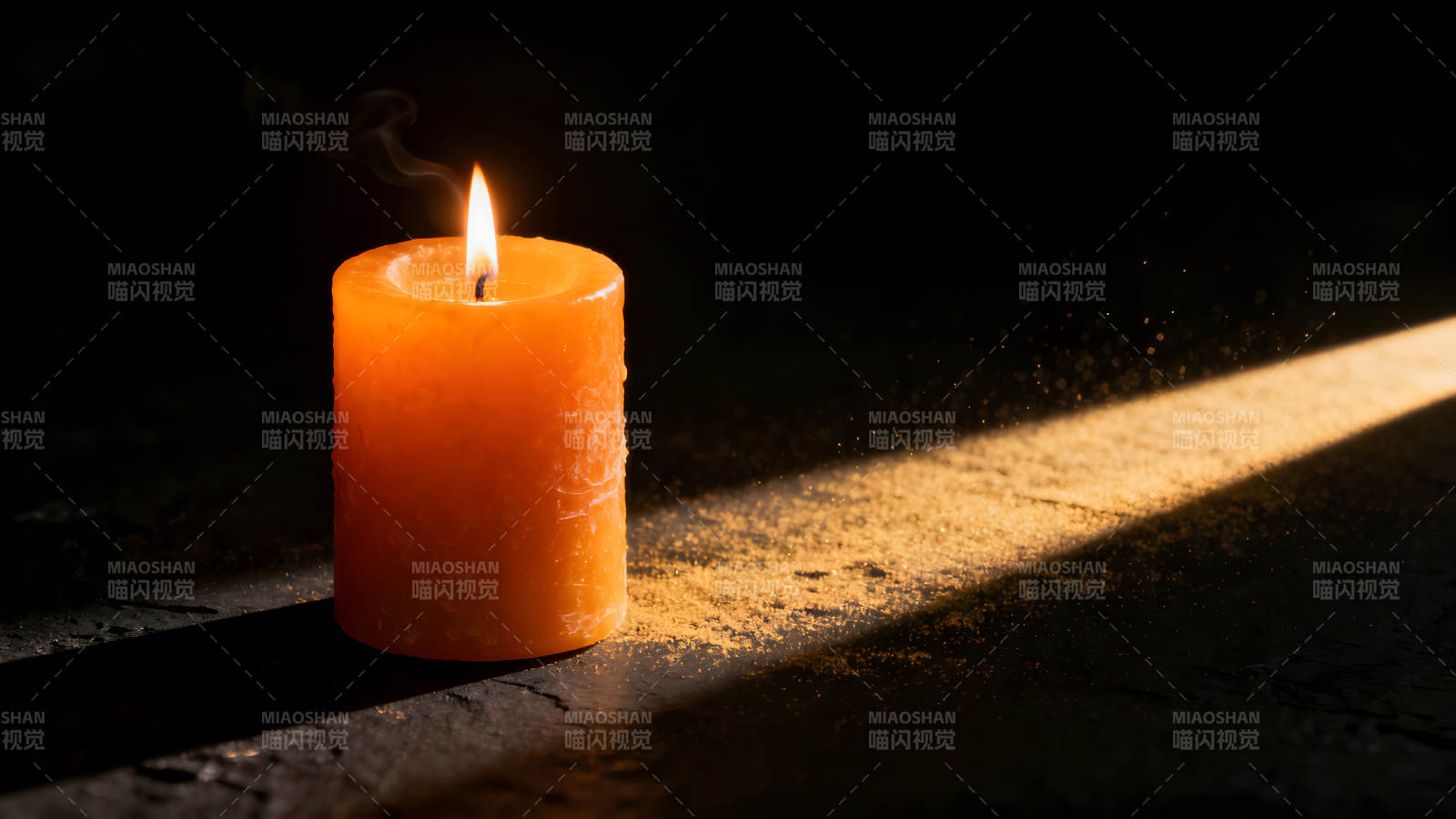 蜡烛在黑暗中发光图片