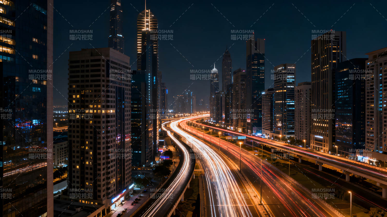 夜色下的城市高速公路灯光轨迹图片