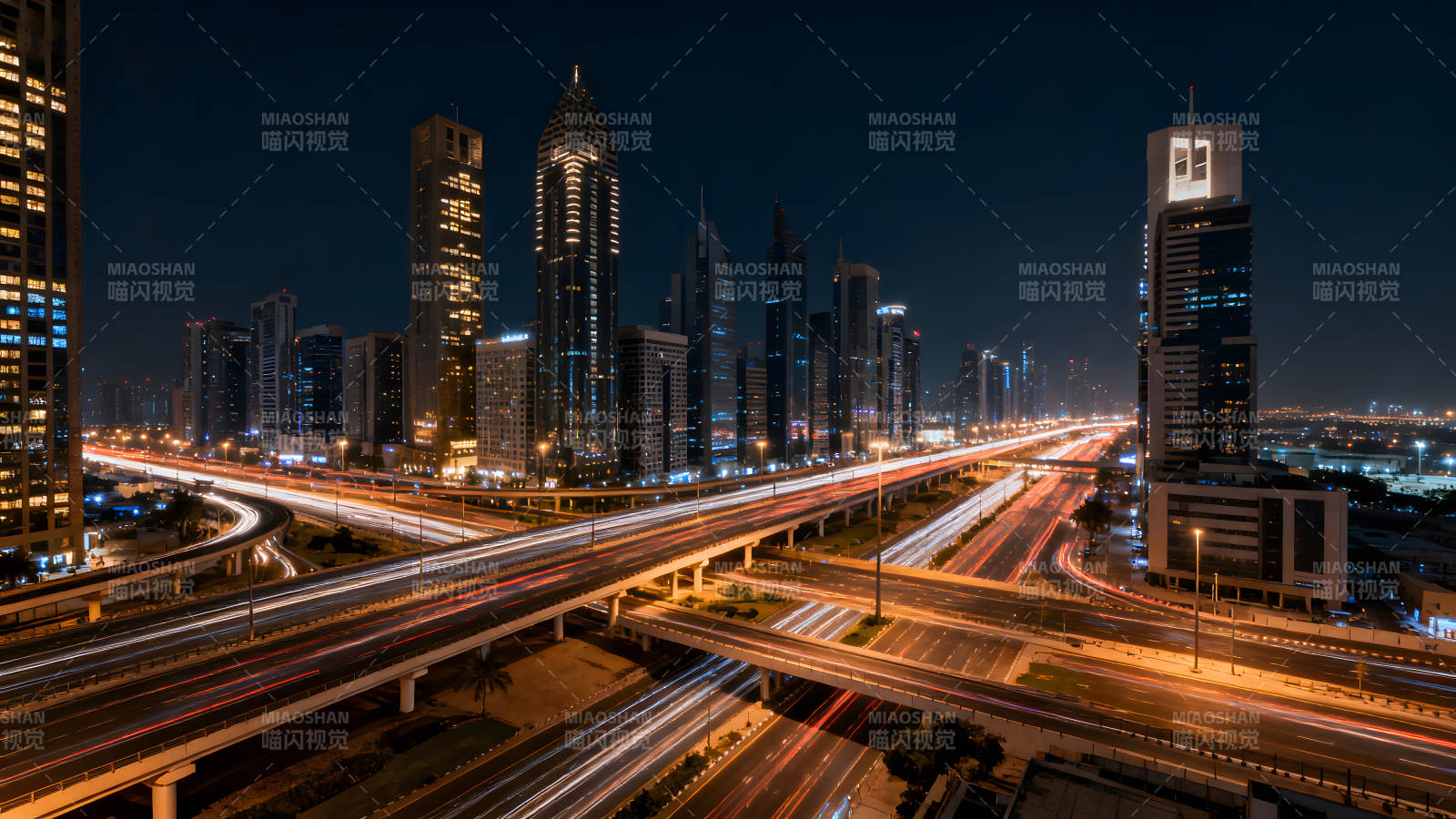 夜色下的迪拜城市交通与摩天大楼图片
