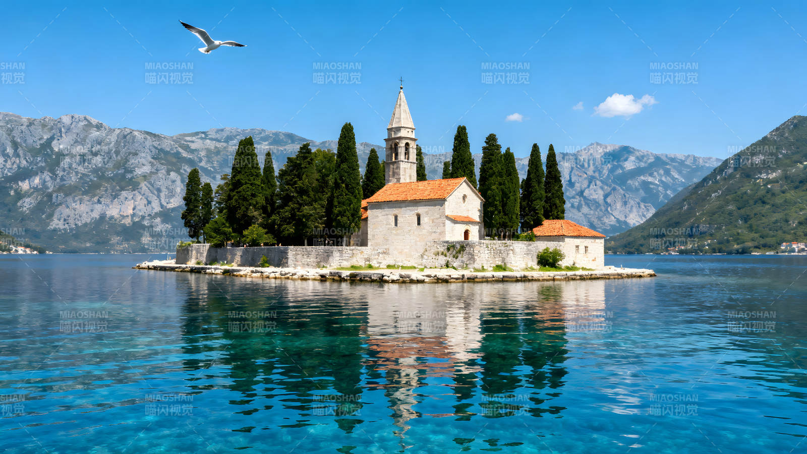 岛屿教堂碧水蓝天景色宜人图片