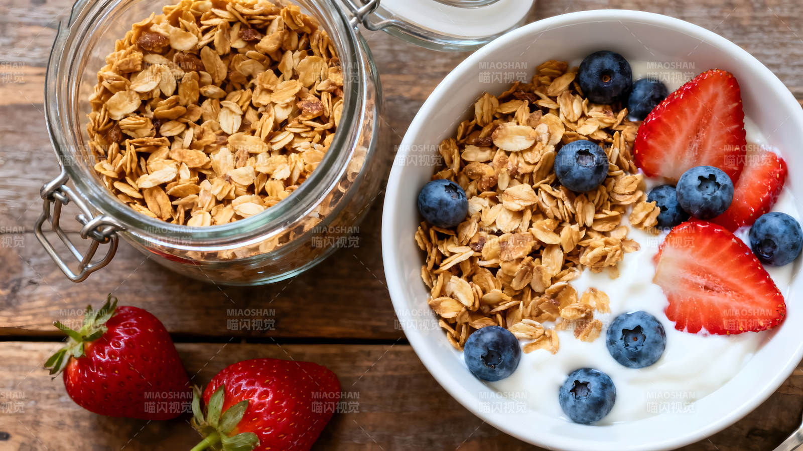 早餐碗盛满酸奶草莓蓝莓和麦片图片