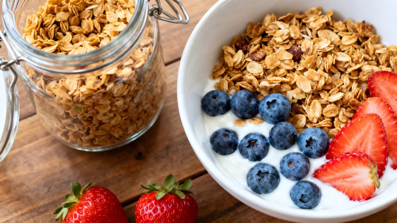 美味早餐：燕麦片、蓝莓和草莓图片