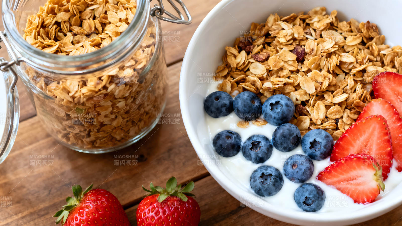 美味早餐：燕麦片、蓝莓和草莓图片