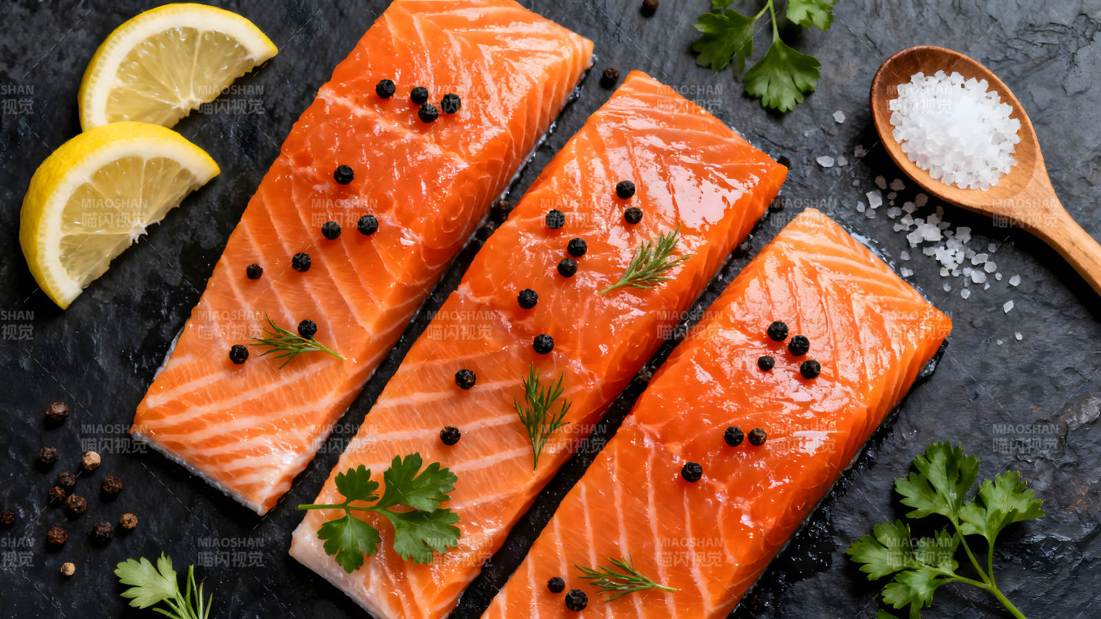 鲜美三文鱼佐料摆盘图片