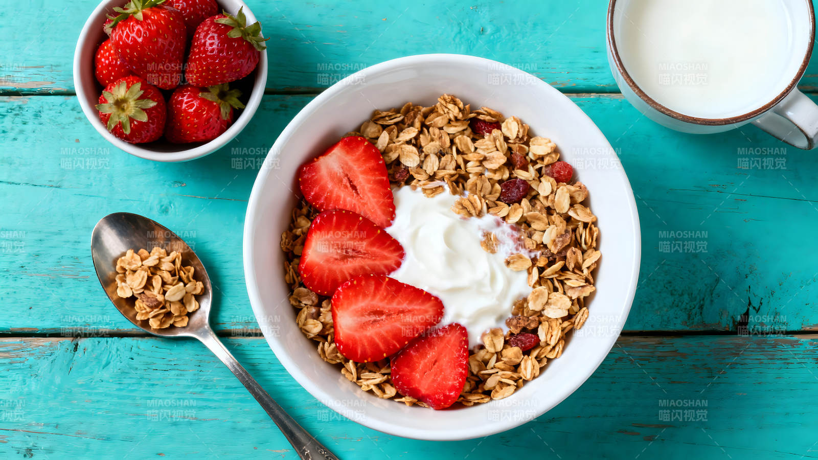 美味早餐谷物酸奶草莓图片