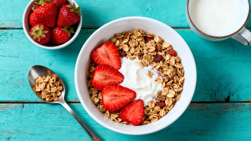 美味早餐谷物酸奶草莓图片