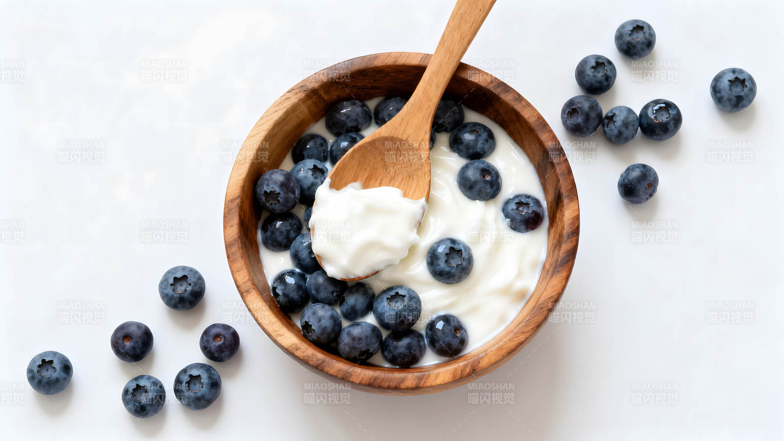 木碗酸奶配蓝莓图片