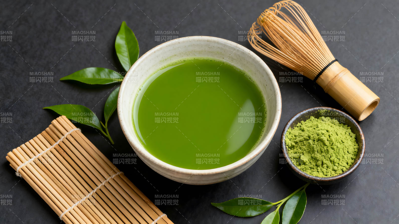 抹茶饮品与器具的特写图片