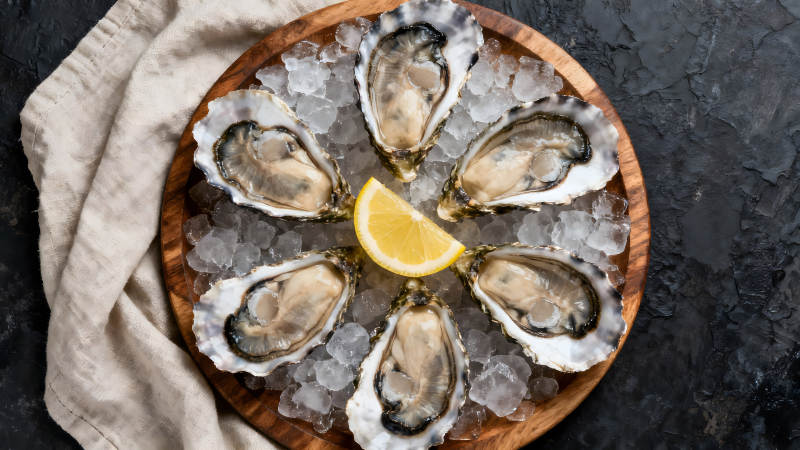 生蚝配柠檬置于冰块之上图片
