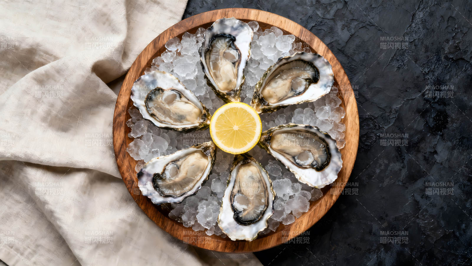 生蚝配柠檬冰块木盘上的海鲜美食图片