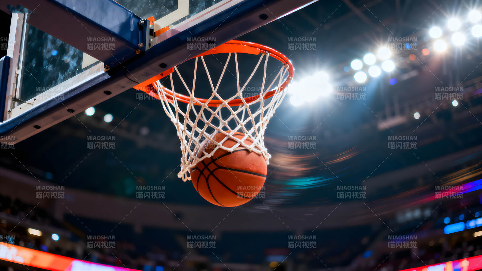 篮球入网瞬间光影交织图片