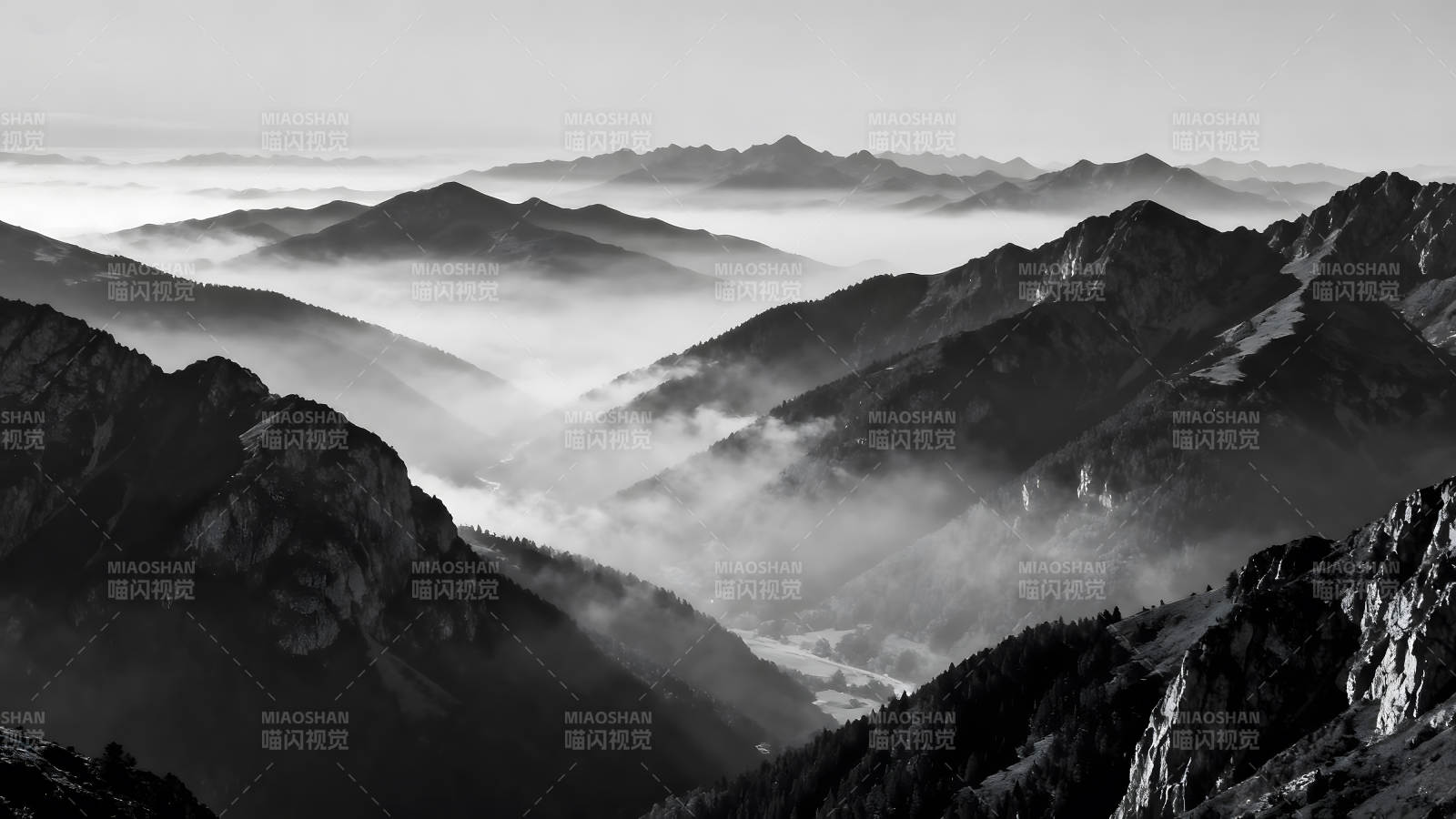 山峰云雾缭绕黑白摄影的壮丽景观图片