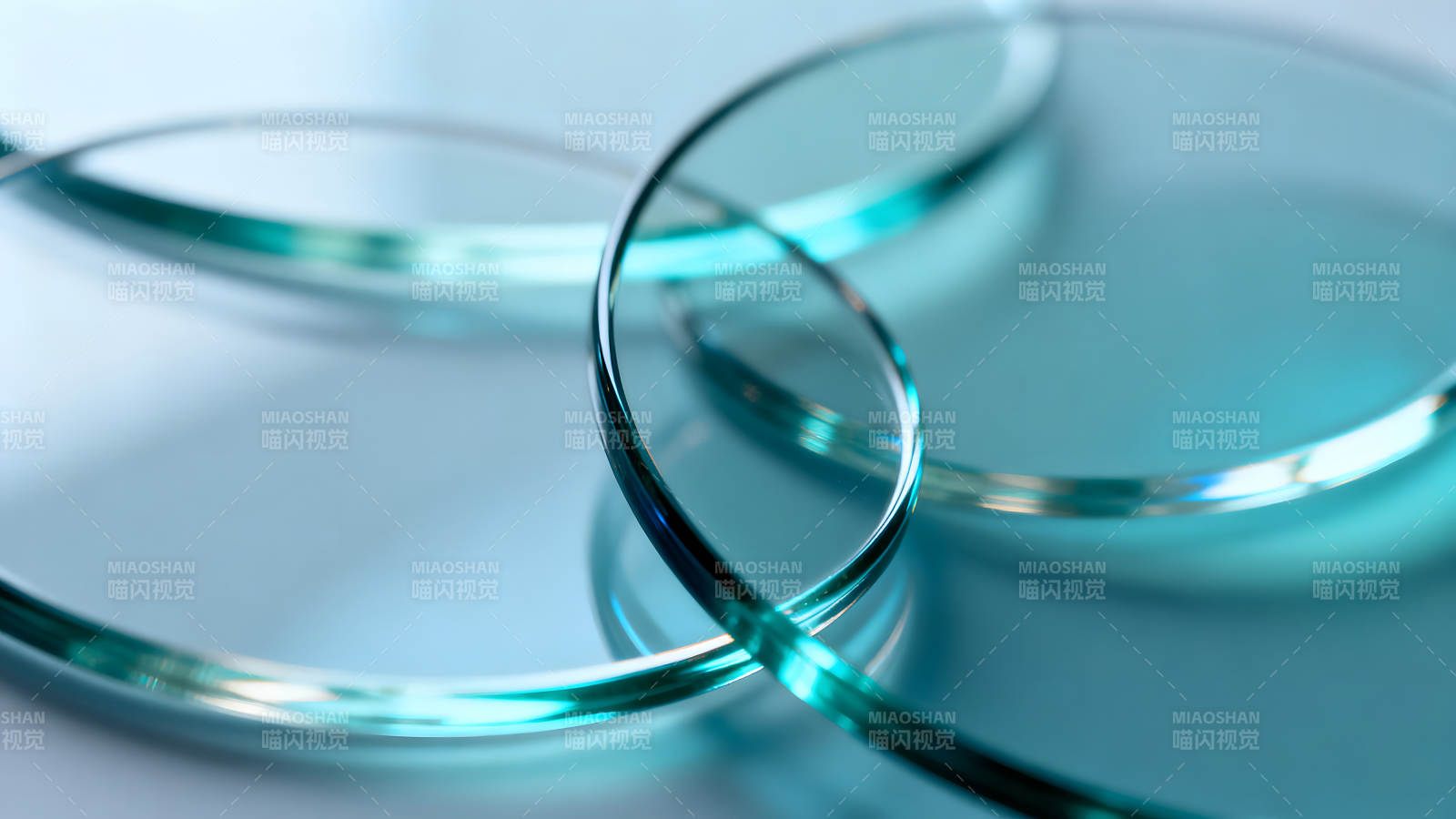 玻璃环相互交织呈现蓝色调图片