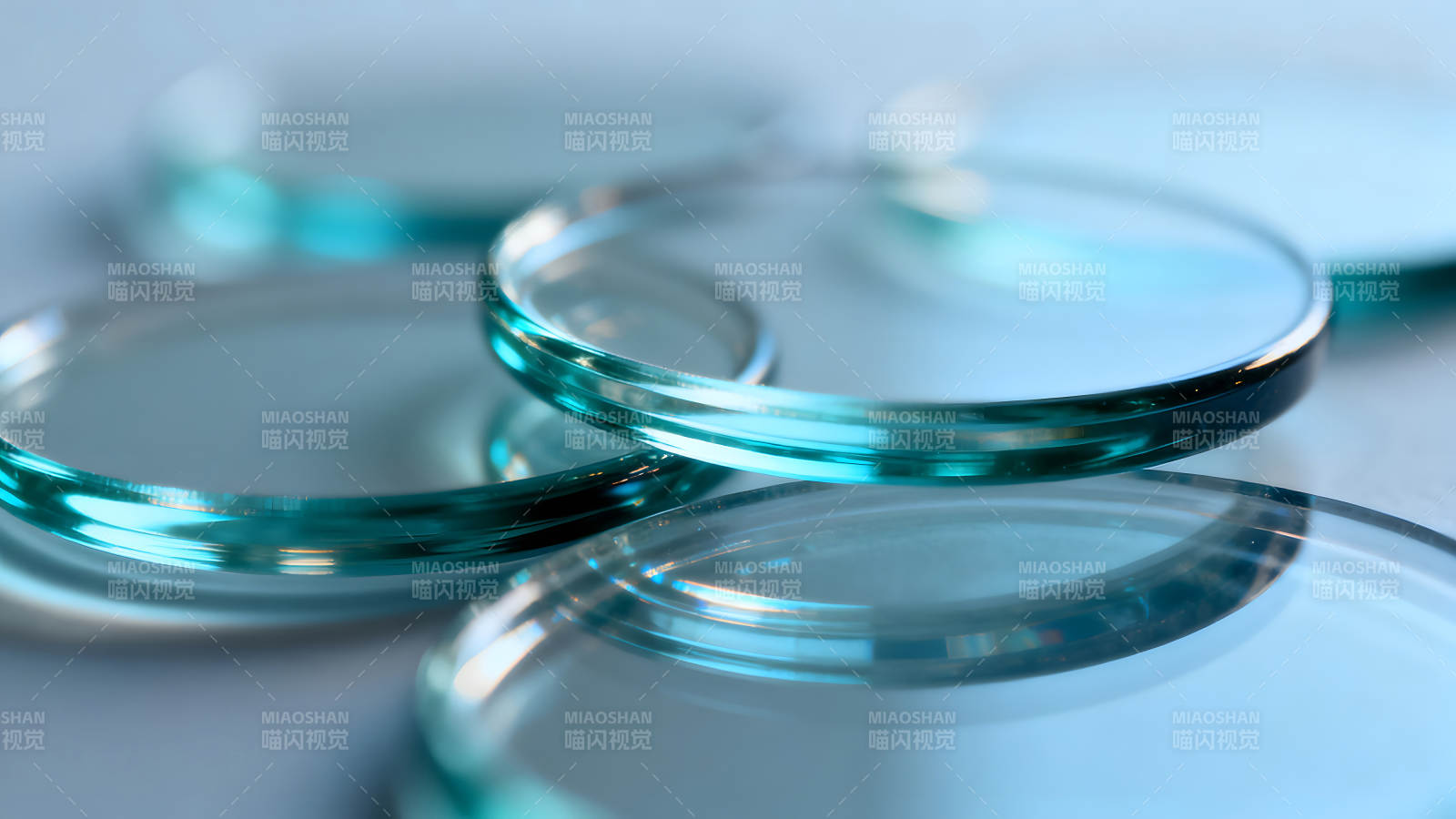 玻璃圆形物体堆叠图片