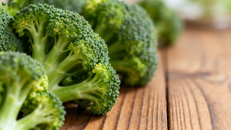 新鲜西兰花特写木质背景图片