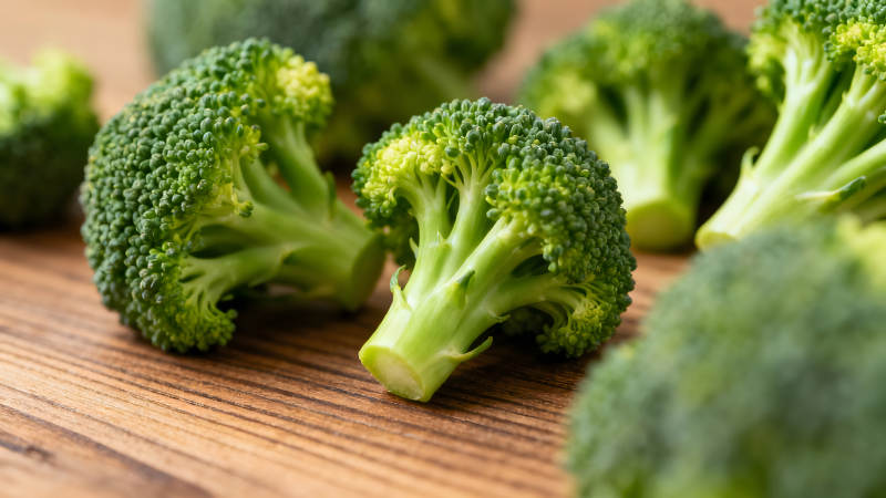 新鲜的西兰花在木板上图片