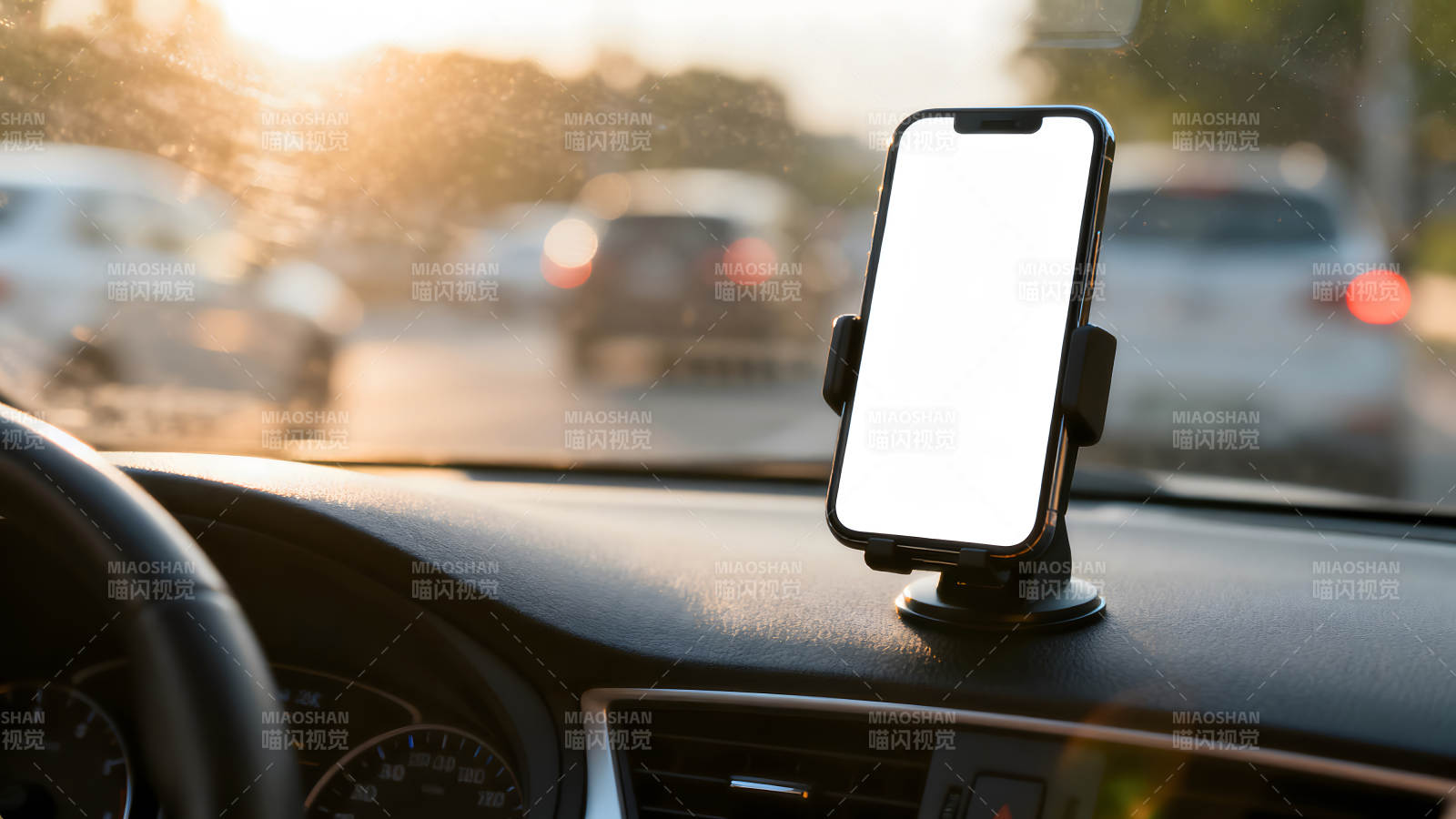 车内手机支架显示屏背景是道路风景图片