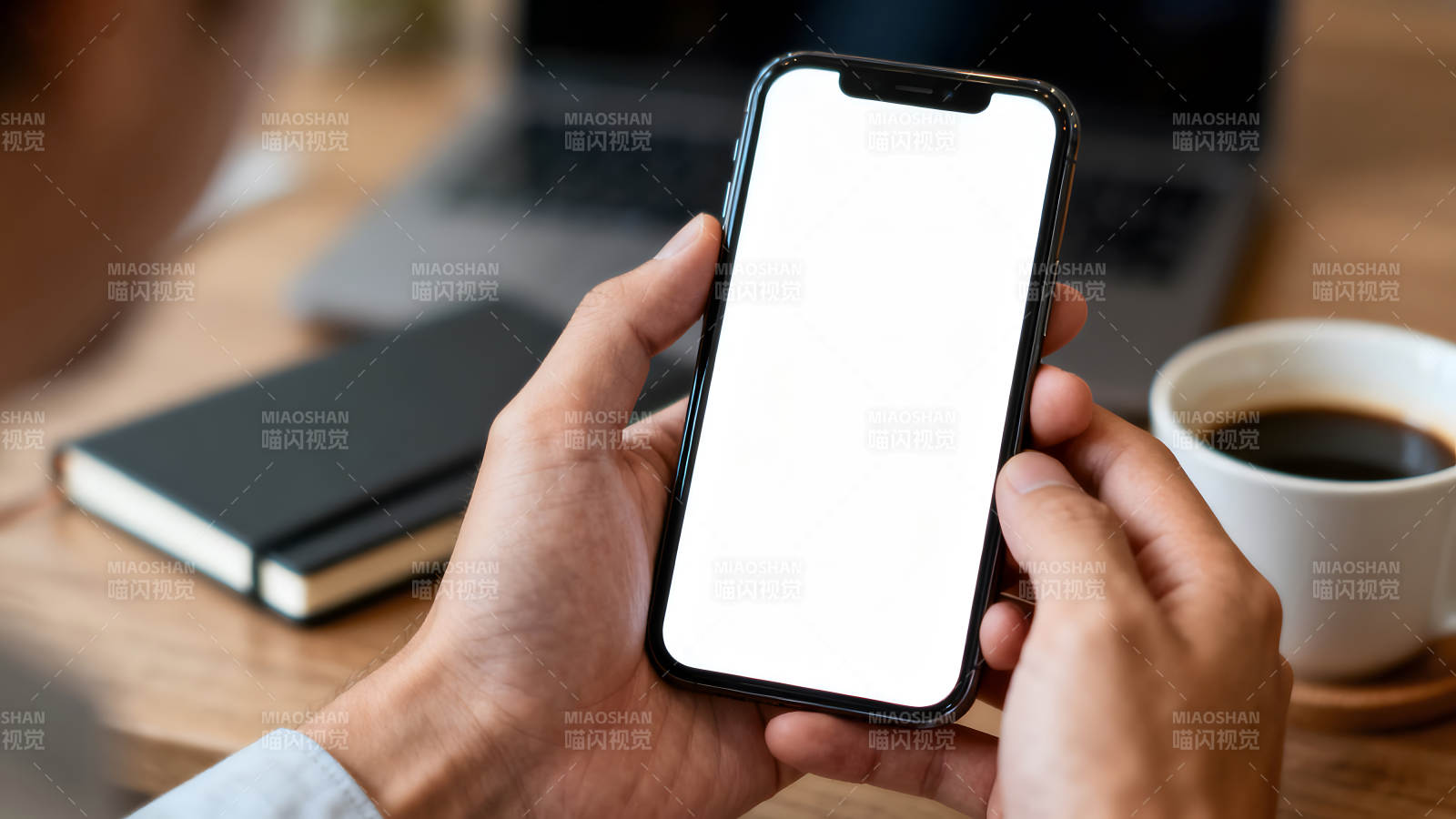 手持手机显示屏空白办公场景图片