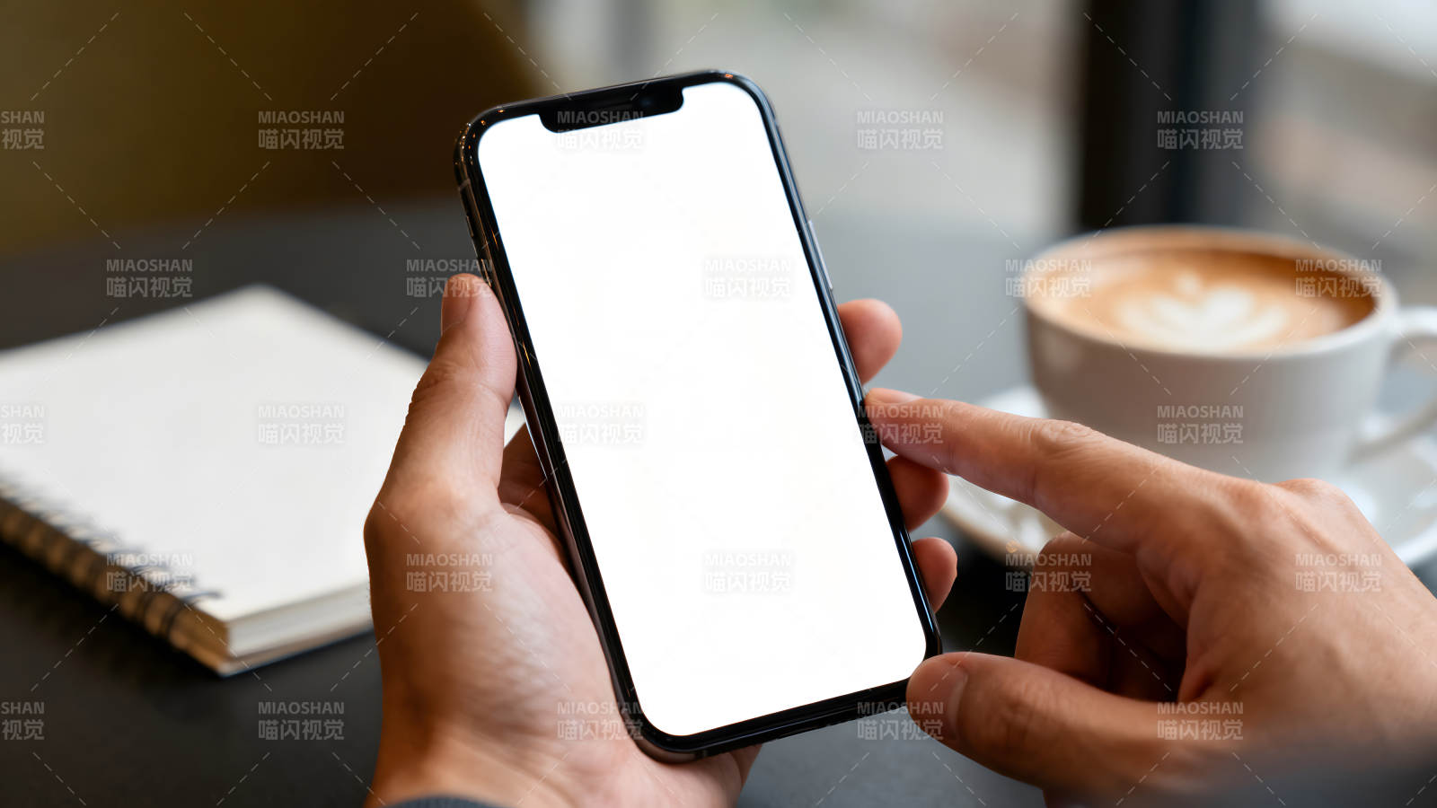 手持手机查看屏幕咖啡笔记本图片