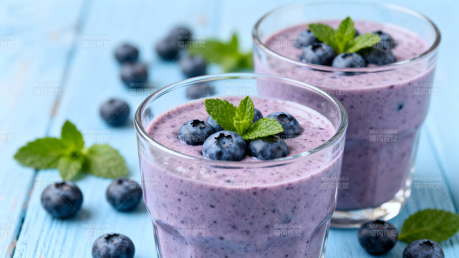 蓝莓思慕雪特写镜头清爽可口图片