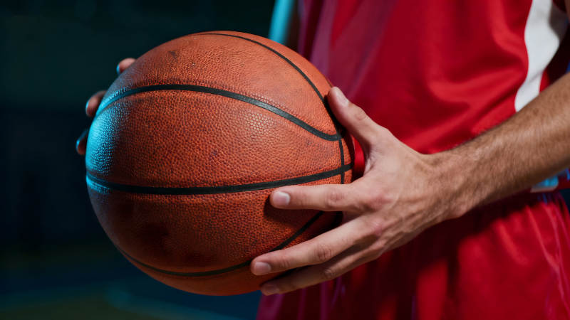 篮球运动员持球特写图片