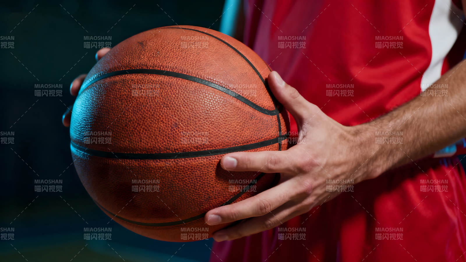 篮球运动员持球特写图片