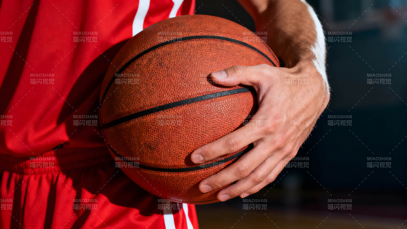 篮球运动员拿着篮球准备比赛图片