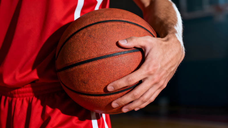 篮球运动员拿着篮球准备比赛图片