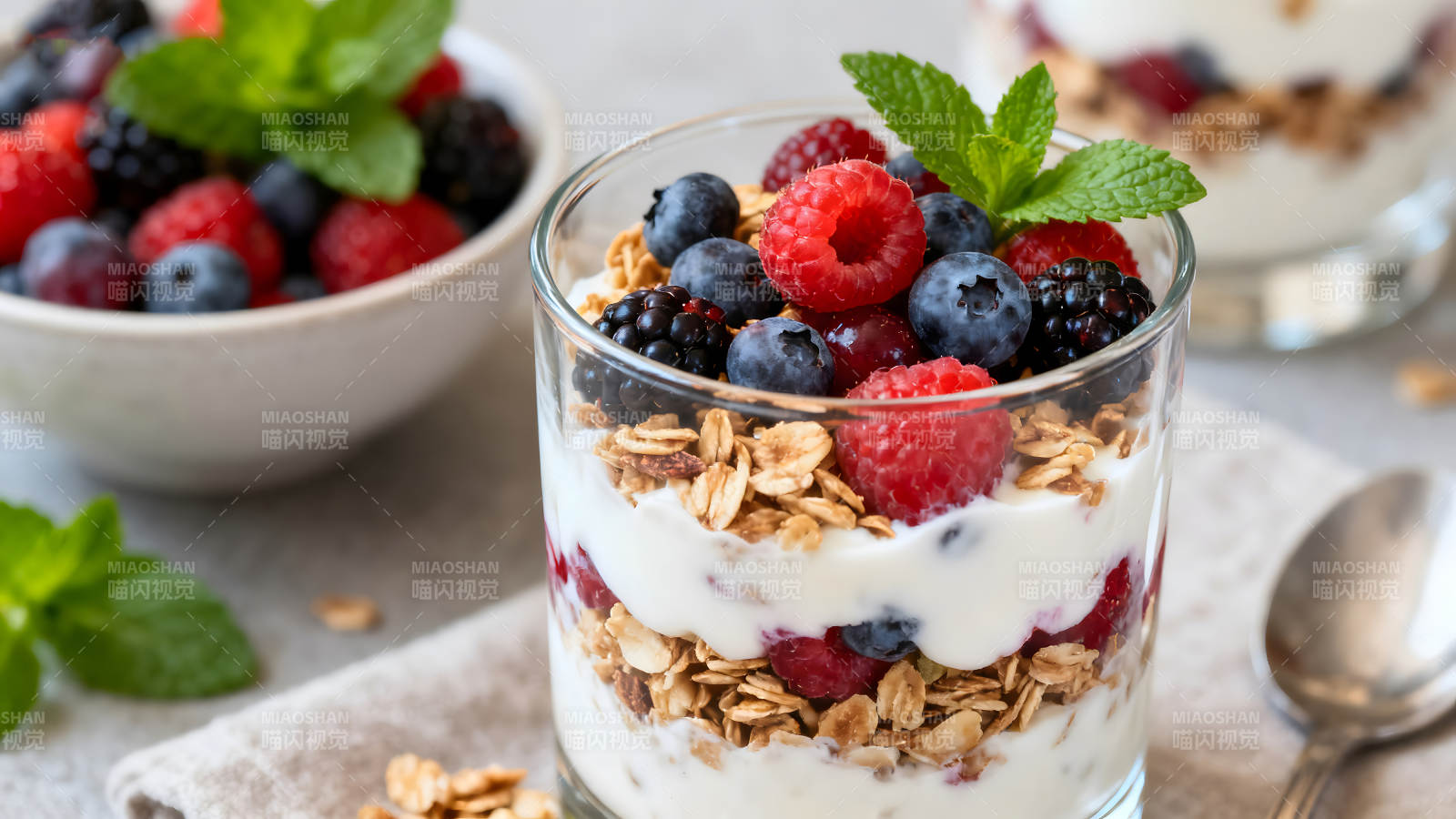 水果酸奶配燕麦片健康早餐图片