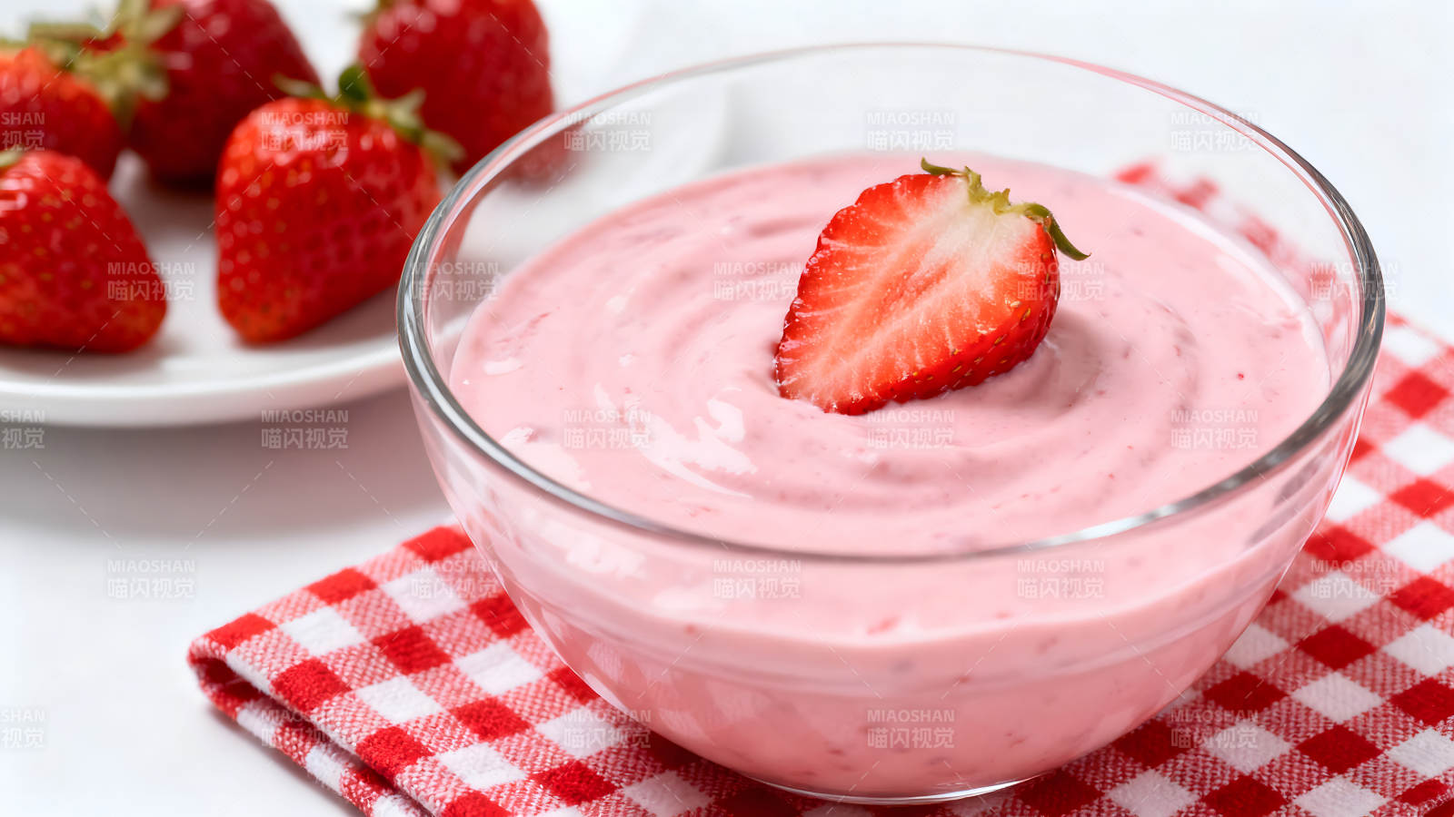 草莓酸奶配草莓清新诱人图片