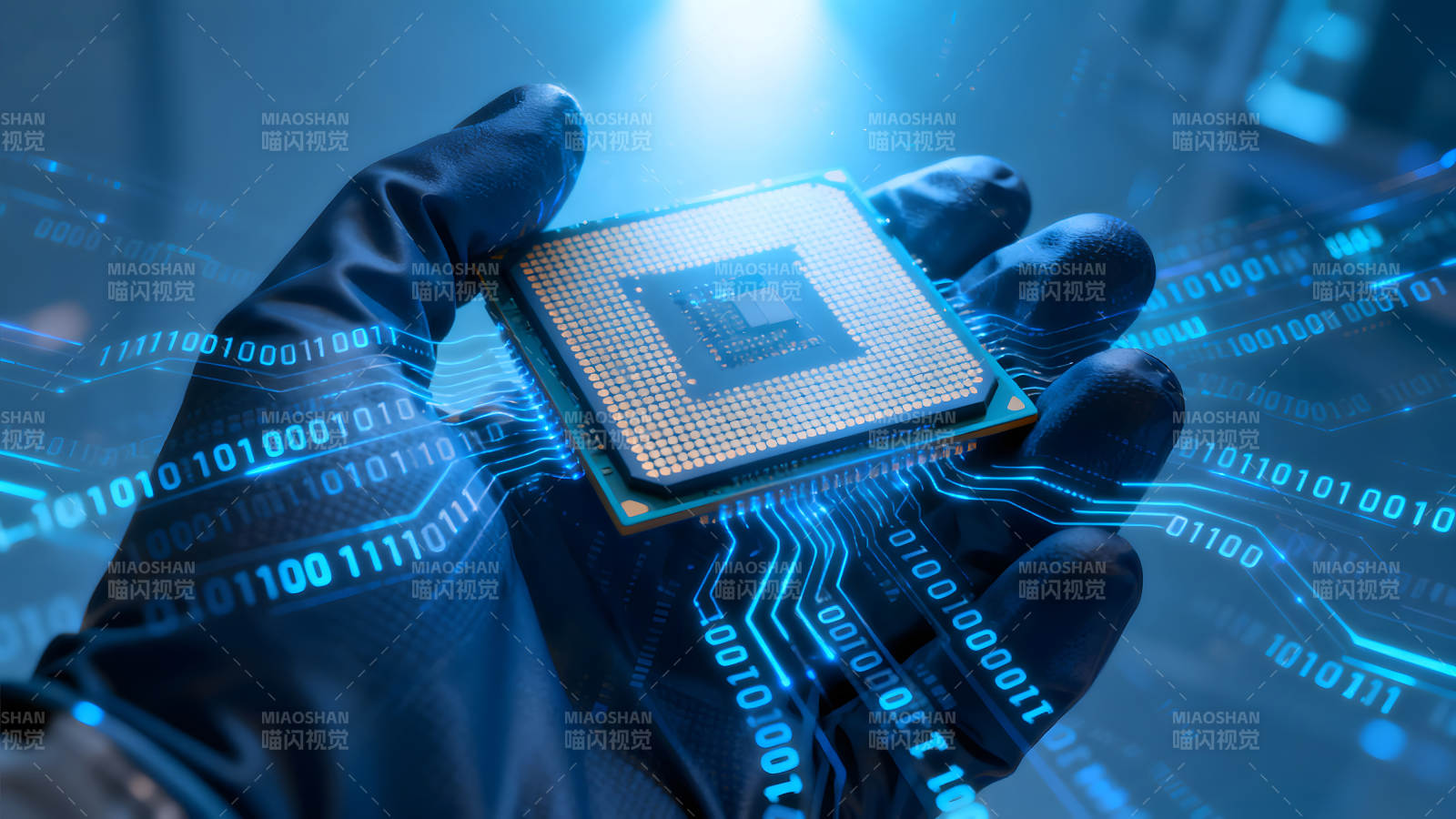 手持CPU芯片科技感十足的画面图片