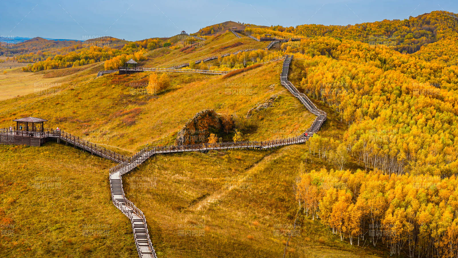 乌兰布统影视基地秋日山林栈道图片