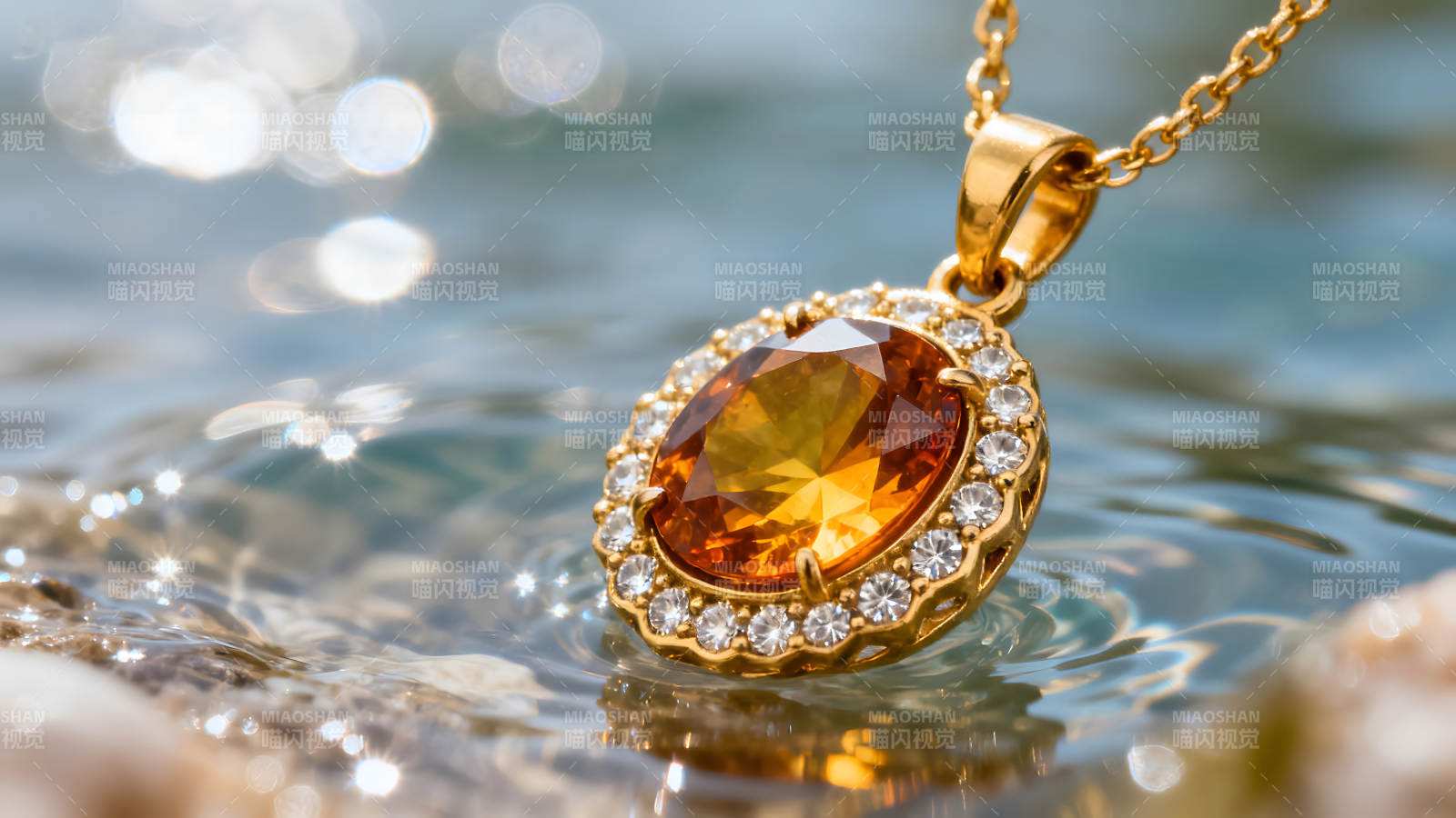 金项链珠宝闪耀光芒在水中图片