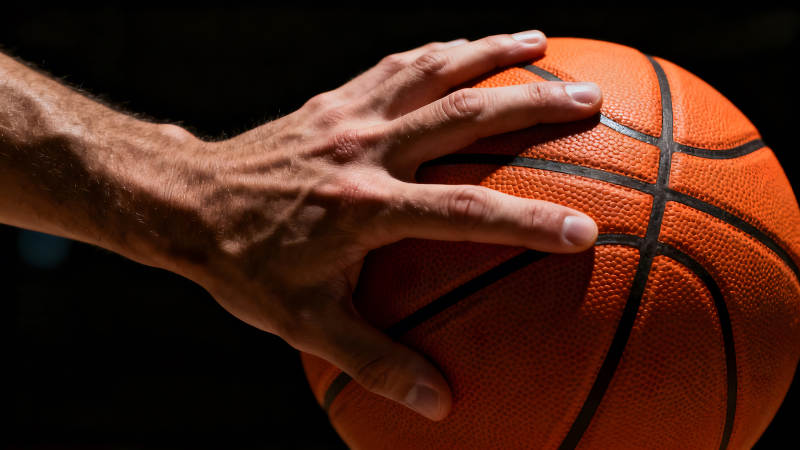 手握篮球特写镜头图片