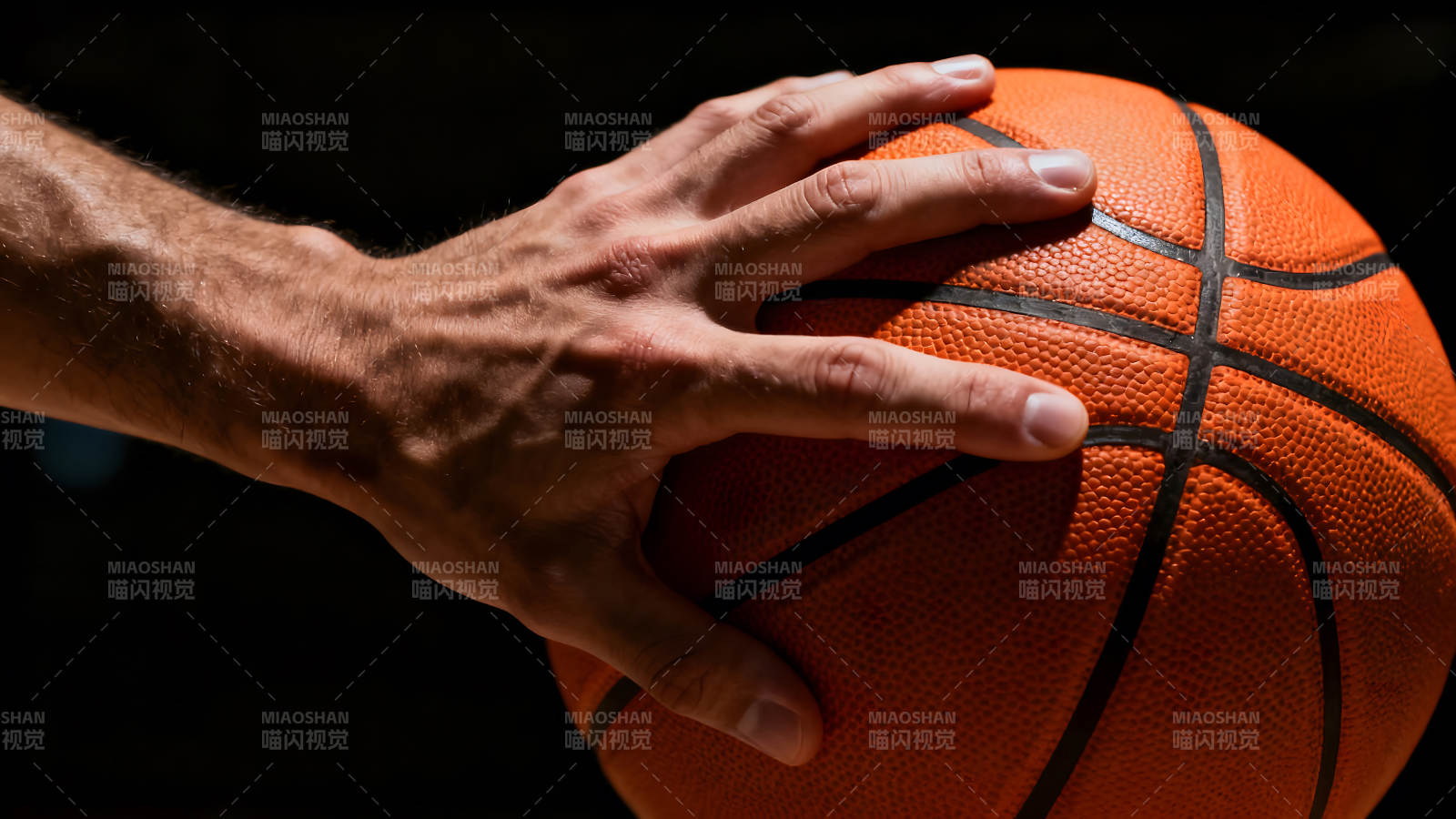 手握篮球特写镜头图片