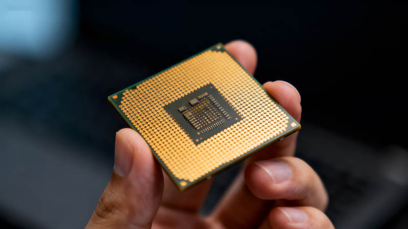 手持CPU芯片特写图片