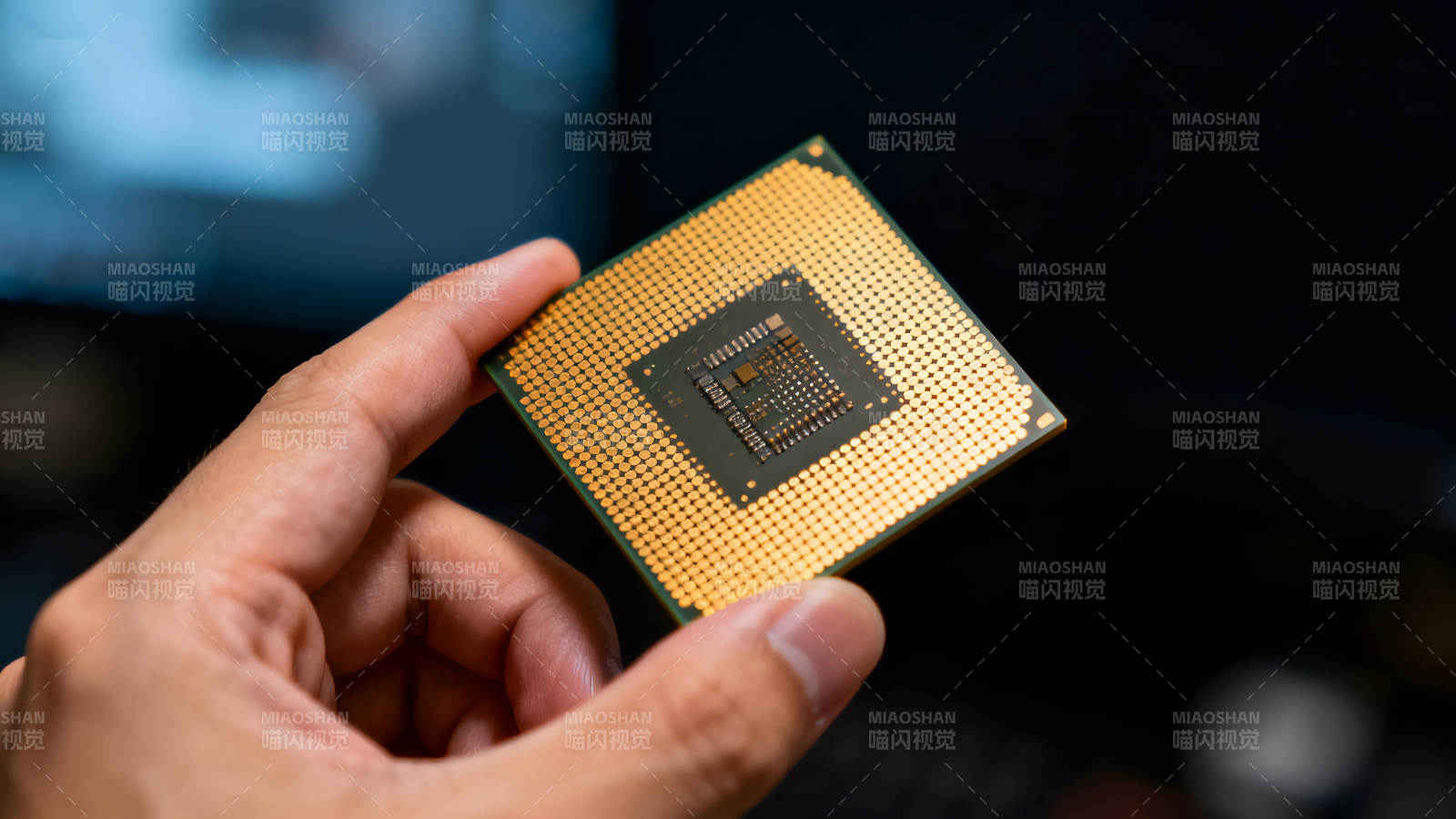 手持电脑CPU特写展示图片
