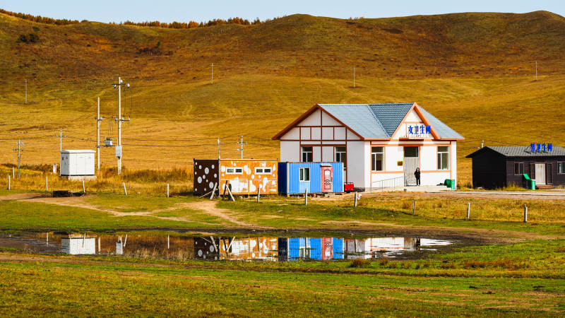 乌兰布统草原小屋倒影图片