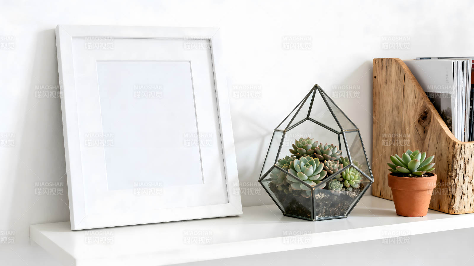 装饰品摆放的白色搁板图片