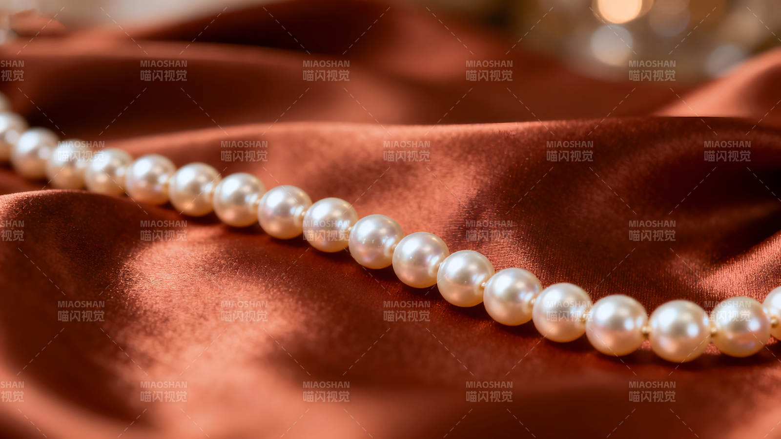 珍珠项链在丝绸上图片
