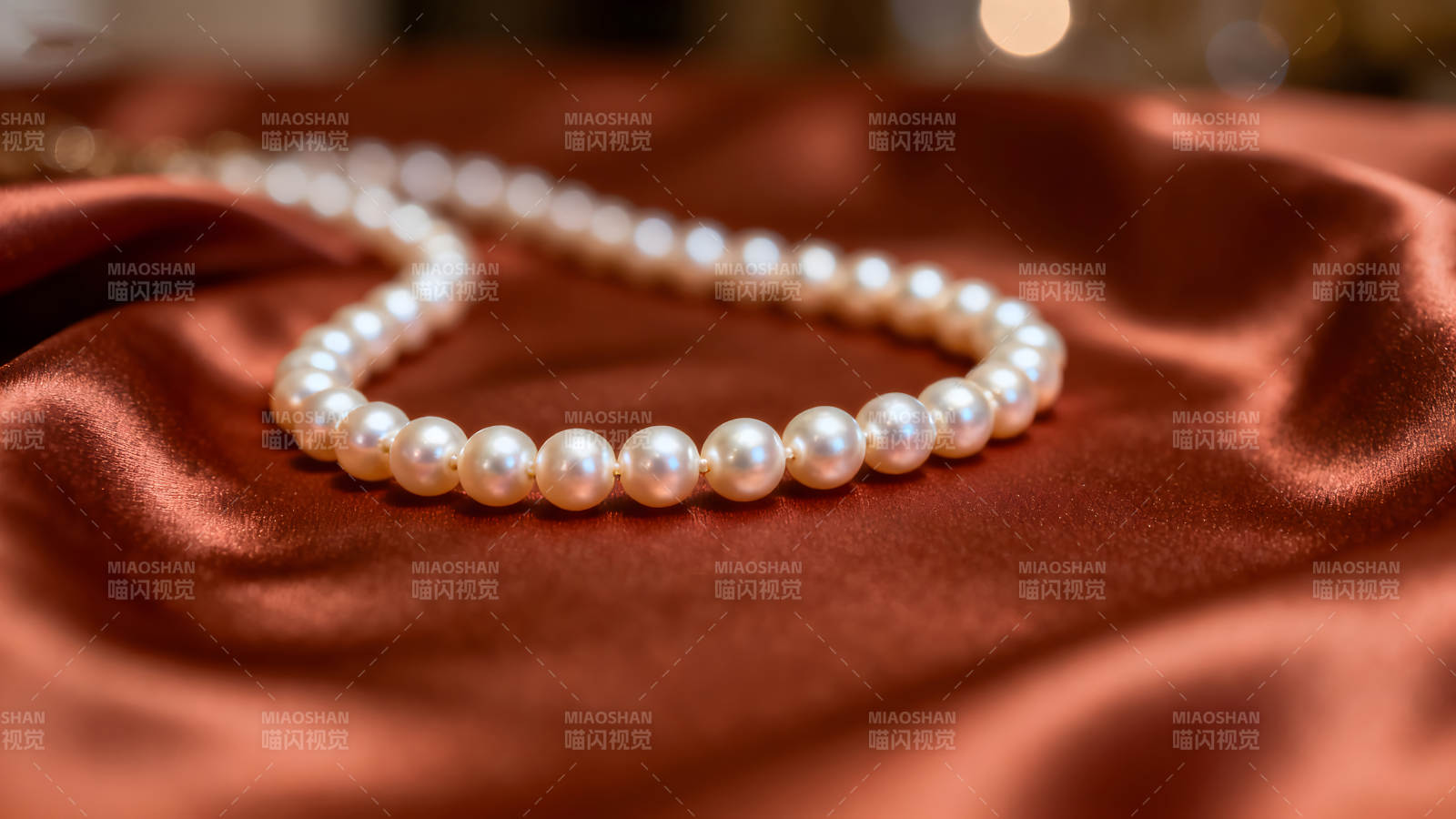 珍珠项链置于绸缎之上光泽细腻图片